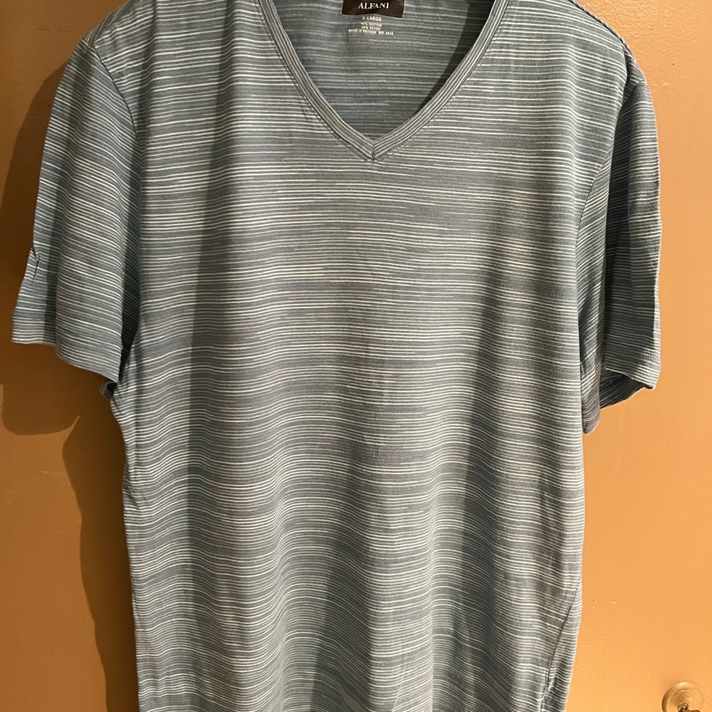 Alfani Men’s V-Neck Shirt Sz XL in Blue